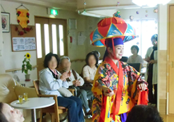 エバの会で沖縄舞踊を観賞した写真