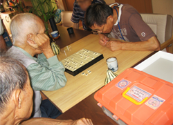 老人介護福祉施設 フレンド学園前の施設内で将棋をしています。